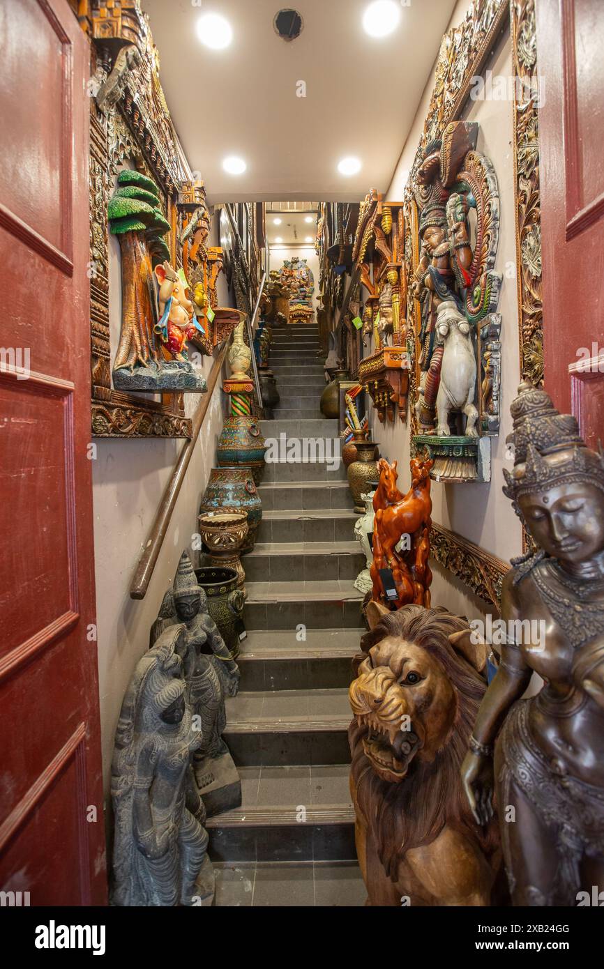 Giugno 2024. Fai shopping all'ingresso pieno di oggetti d'antiquariato lungo la scalinata di Little India. Sopraffare con vari prodotti. Singapore. Foto Stock