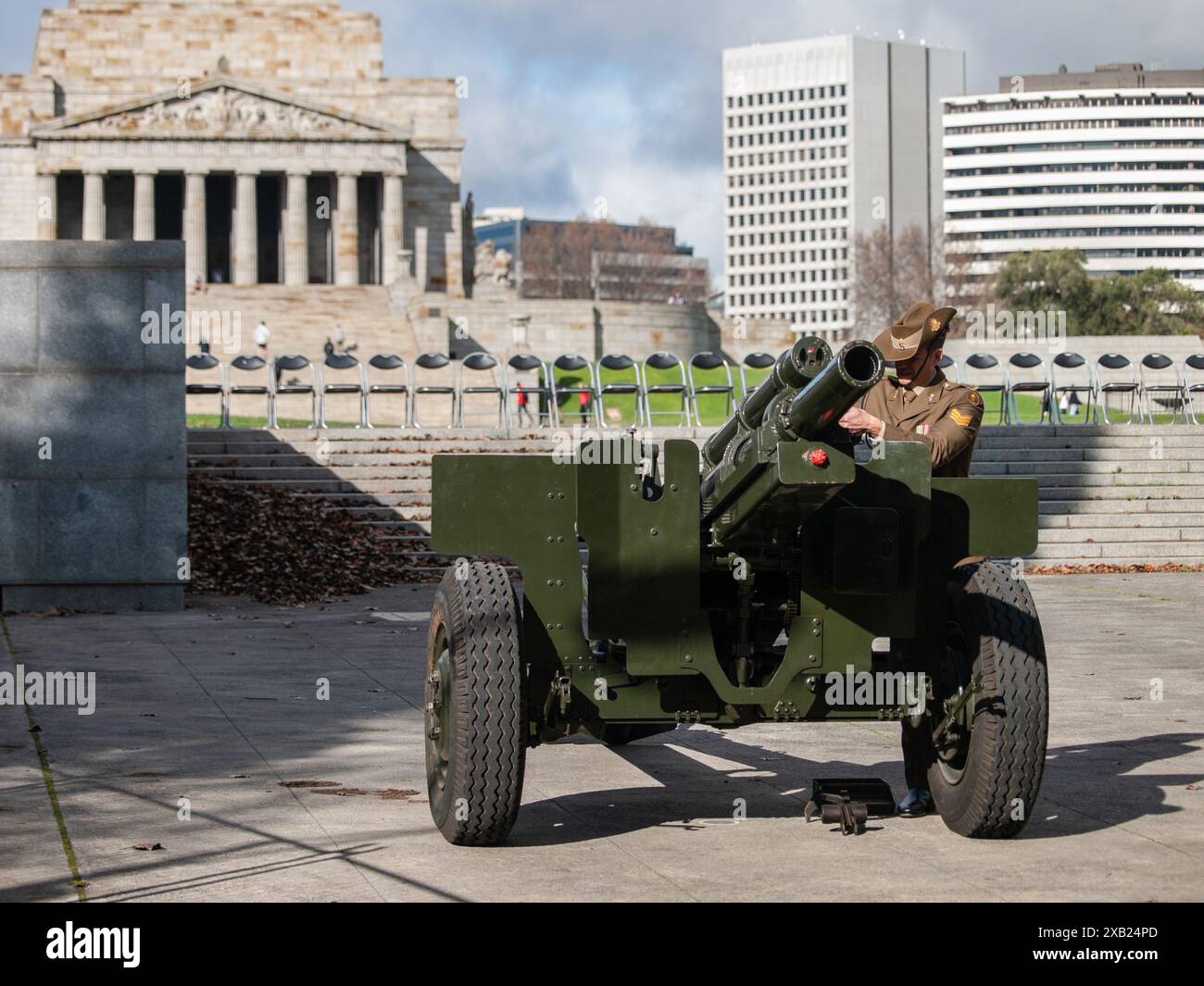 Melbourne, Australia. 8 giugno 2024. Un riservista dell'esercito ispeziona l'arma prima della cerimonia. Il 9th Battalion Reserve della Royal Australian Artillery esegue una 21 Gun salute con cannoni da campo Howitzer per commemorare la festa del compleanno del re, celebrata a giugno al Shrine of Remembrance War Memorial. Credito: SOPA Images Limited/Alamy Live News Foto Stock