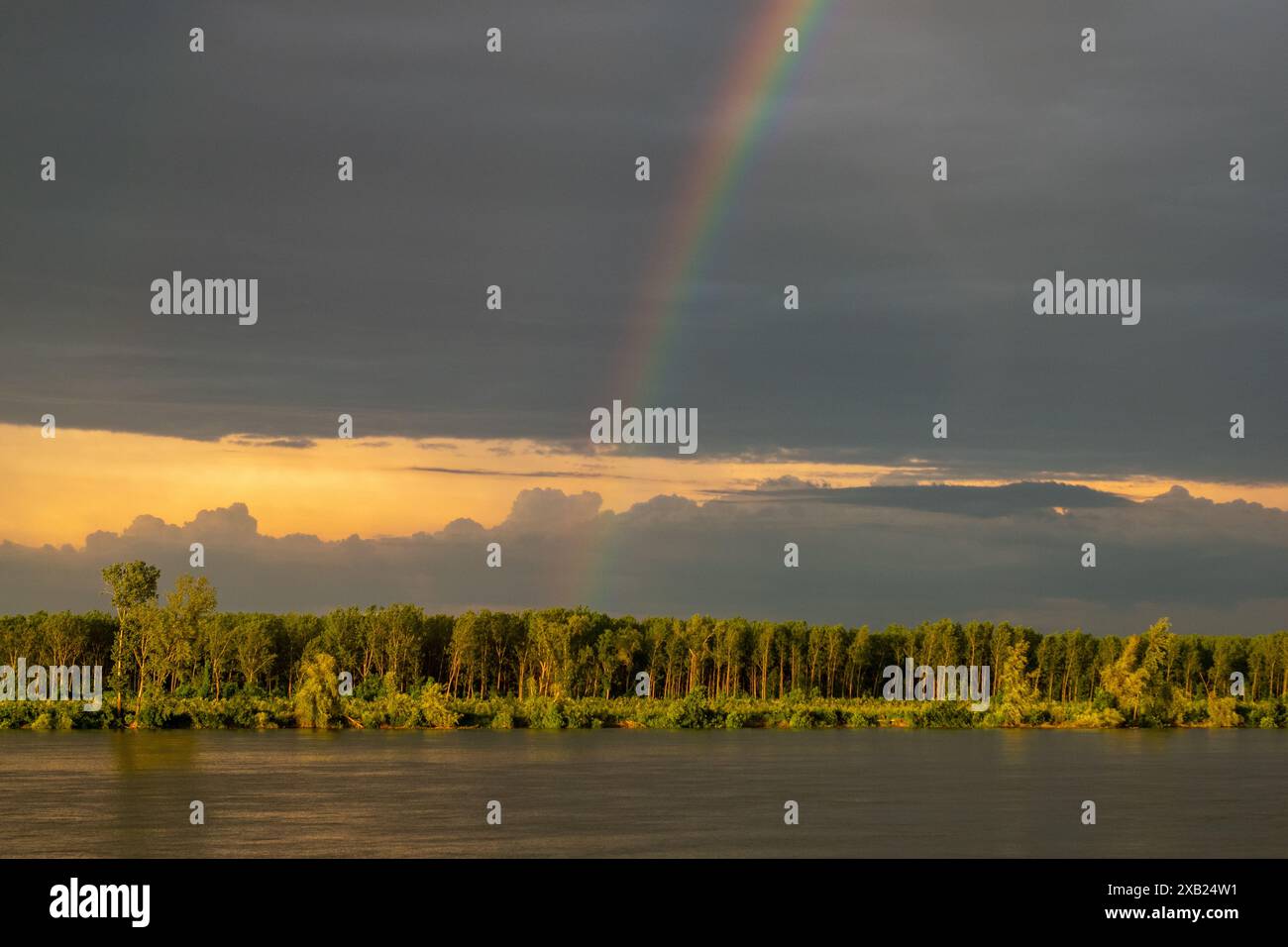 Arcobaleno sul Danubio al tramonto. Foto Stock