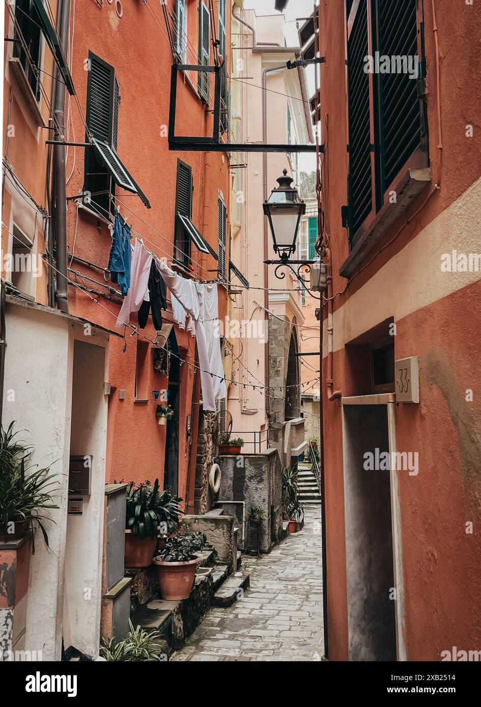 Lavanderia appesa in una stradina stretta di Vernazza, cinque Terre, Italia. Foto Stock