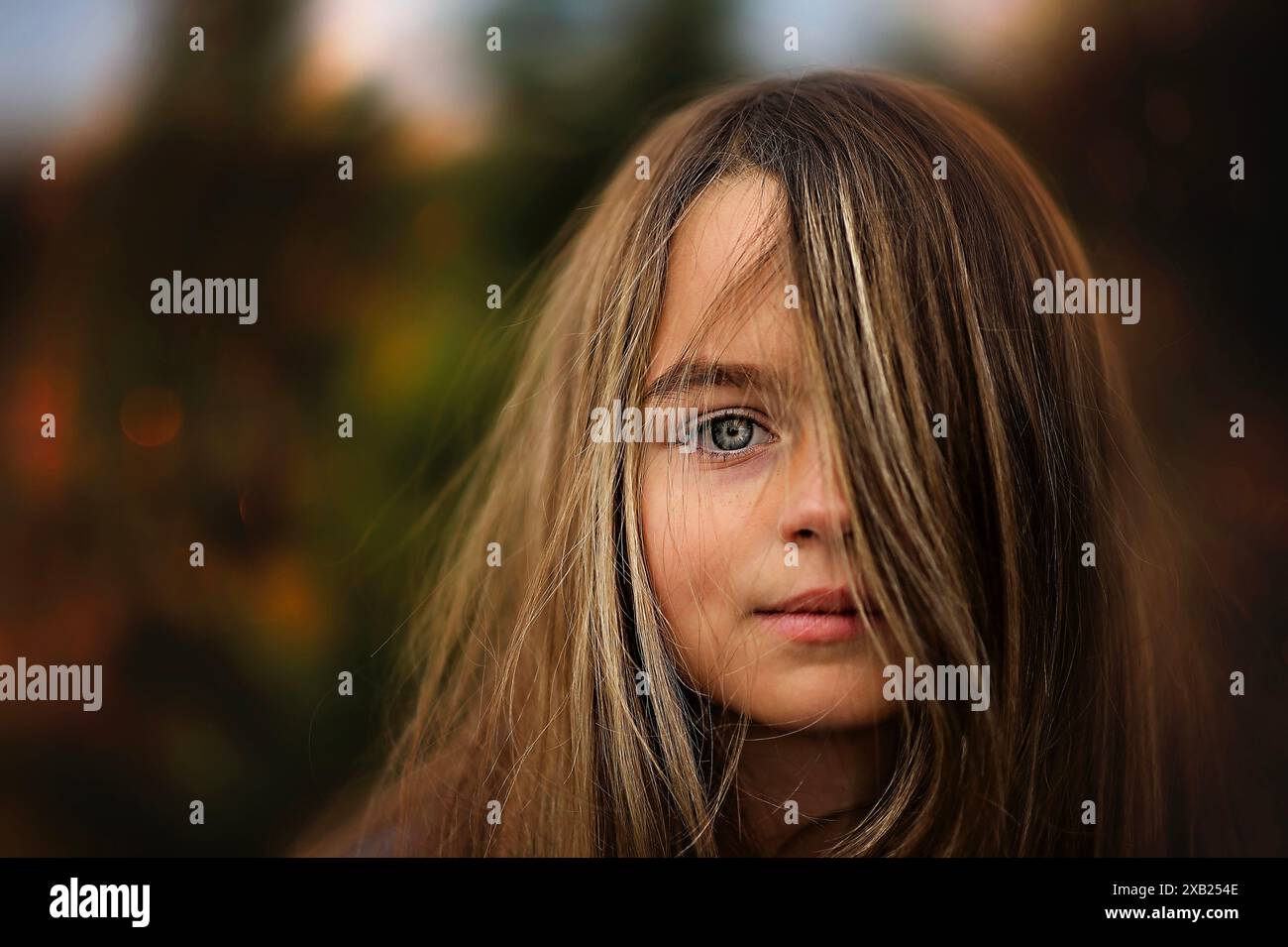 Ragazza con i capelli biondi e gli occhi azzurri immagini e fotografie