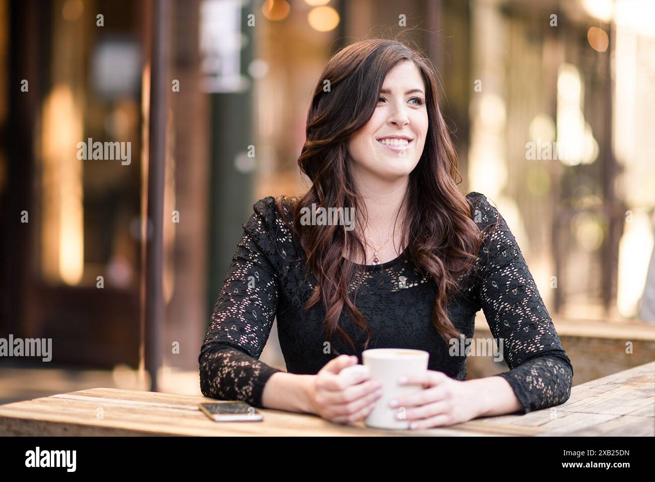 Donne che tengono la tazza del caffè in centro Foto Stock