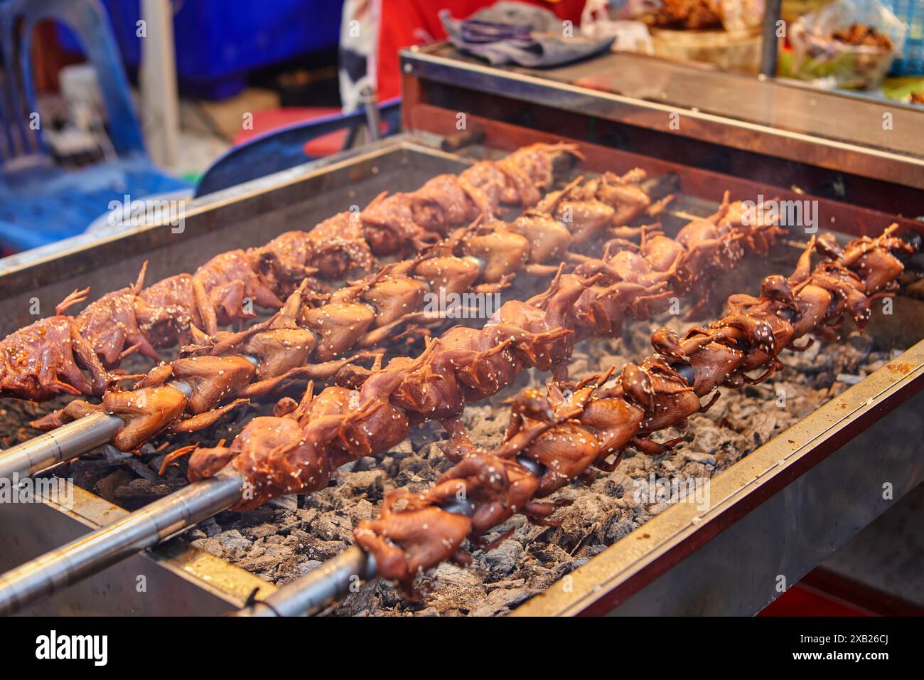 Quaglie che girano sulla griglia al cibo di strada Foto Stock