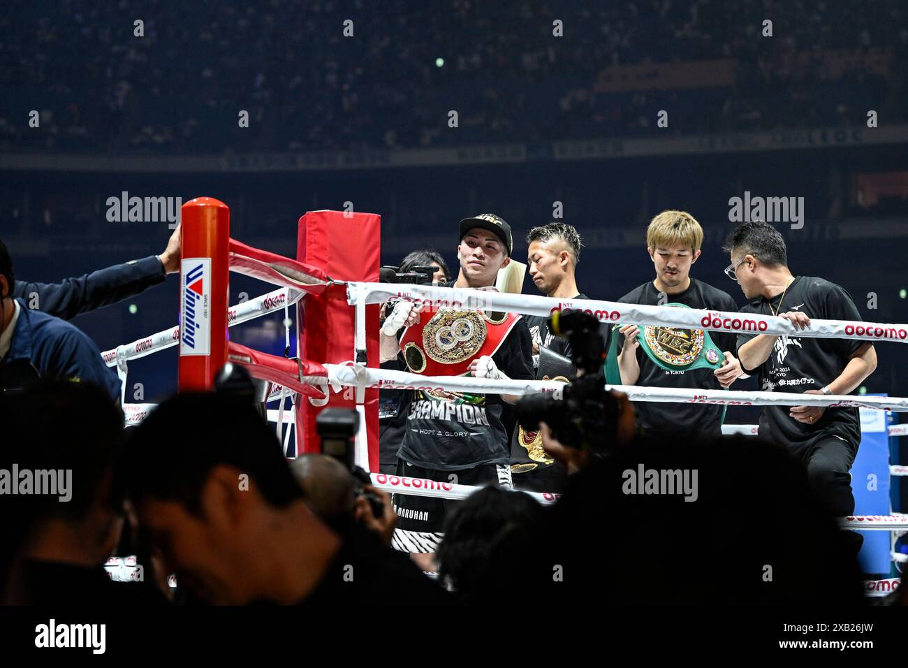 Il giapponese Naoya Inoue, a sinistra, celebra con suo fratello Takuma Inoue, seconda sinistra, il cugino Koki Inoue, seconda destra, e l'allenatore e padre Shingo Inoue, a destra, dopo aver vinto il titolo IBF-WBA-WBC-WBO di superbantamweight match di pugilato al sesto round TKO al Tokyo Dome di Tokyo, Giappone, il 6 maggio 2024. Crediti: Hiroaki finito Yamaguchi/AFLO/Alamy Live News Foto Stock