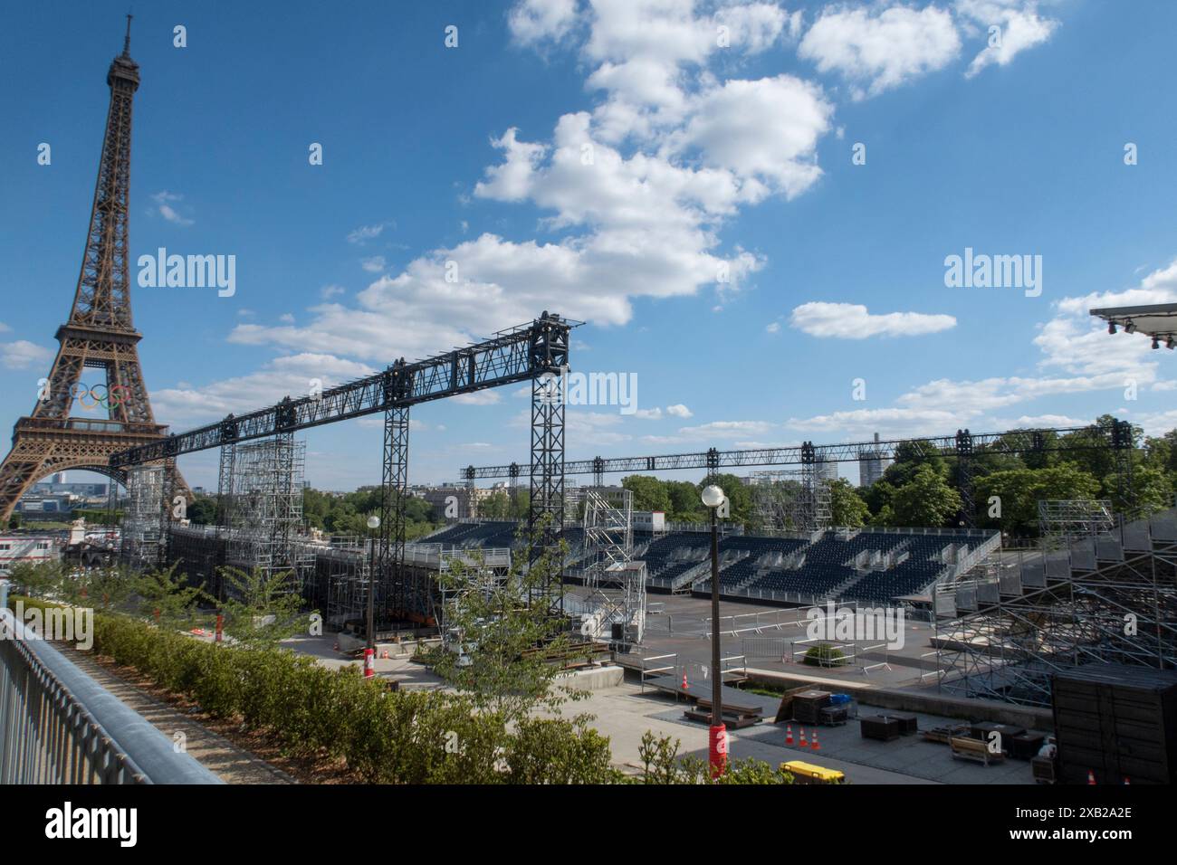 Giochi olimpici estivi di Parigi 2024. Vista dall'Esplanade du Trocadéro la Torre Eiffel con gli anelli olimpici e in primo piano l'installazione o Foto Stock