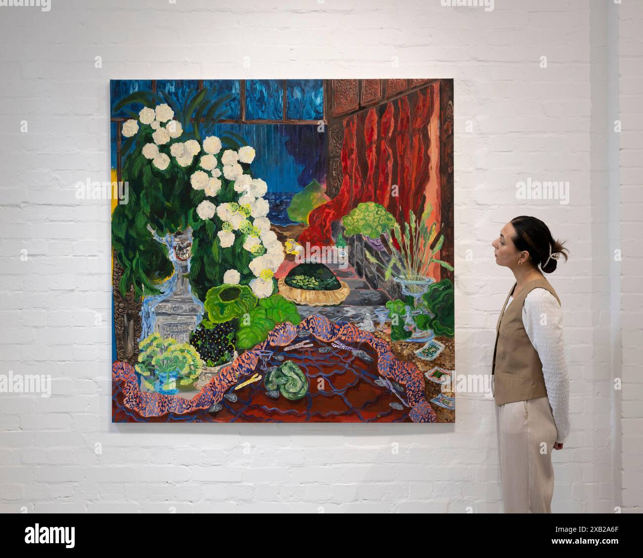 Elizabeth Xi Bauer Gallery, Deptford, Londra, Regno Unito. 10 giugno 2024. L'artista finlandese Karoliina Hellberg vive e lavora a Helsinki ed è conosciuta per le sue grandi e vivaci tele a olio, acrilico e inchiostro. Labyrinth, la prima mostra personale di Karoliina Hellberg nel Regno Unito (7 giugno-3 agosto 2024) espone nuove opere dell'artista e una stampa di carta da parati disegnata e realizzata da Hellberg per questa mostra personale. La mostra è curata da Maria do Carmo M. P. de Pontes. Immagine: Karoliina Hellberg, Black pensées e aneto, 2024. Acrilico, olio e inchiostro su tela. Crediti: Malcolm Park/Alamy Live News Foto Stock