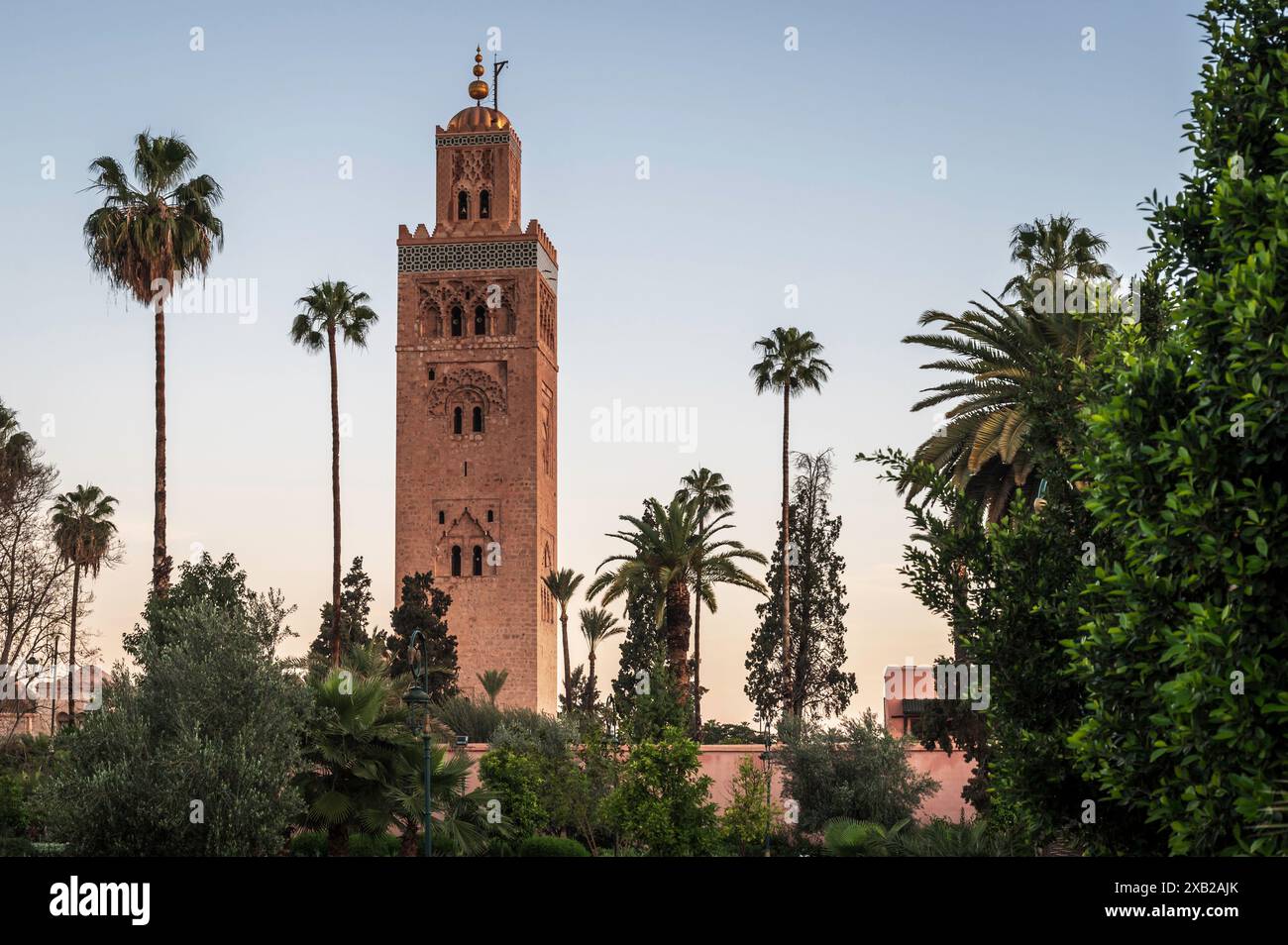 Il simbolo del Marocco di Marrakech, moschea situata vicino alla famosa piazza Jemma El Fna, Koutoubia, grande moschea in stile almohade del XII secolo Foto Stock