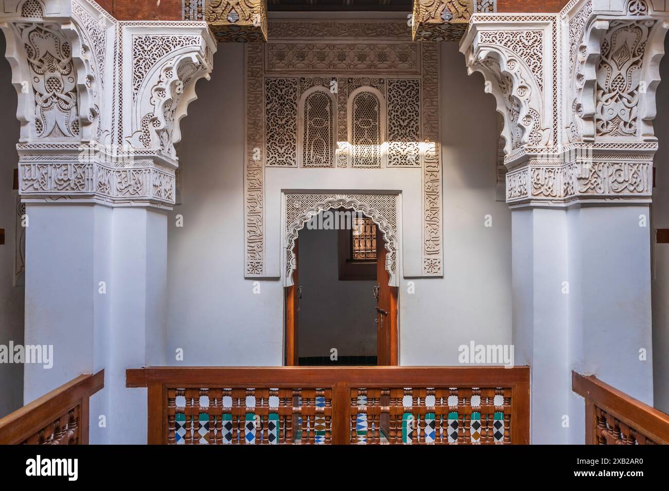 Intricati interni della Madrasa di Ben Youssef, fondata dal sultano sireno Abou el Hassan nel XIV secolo. Foto Stock