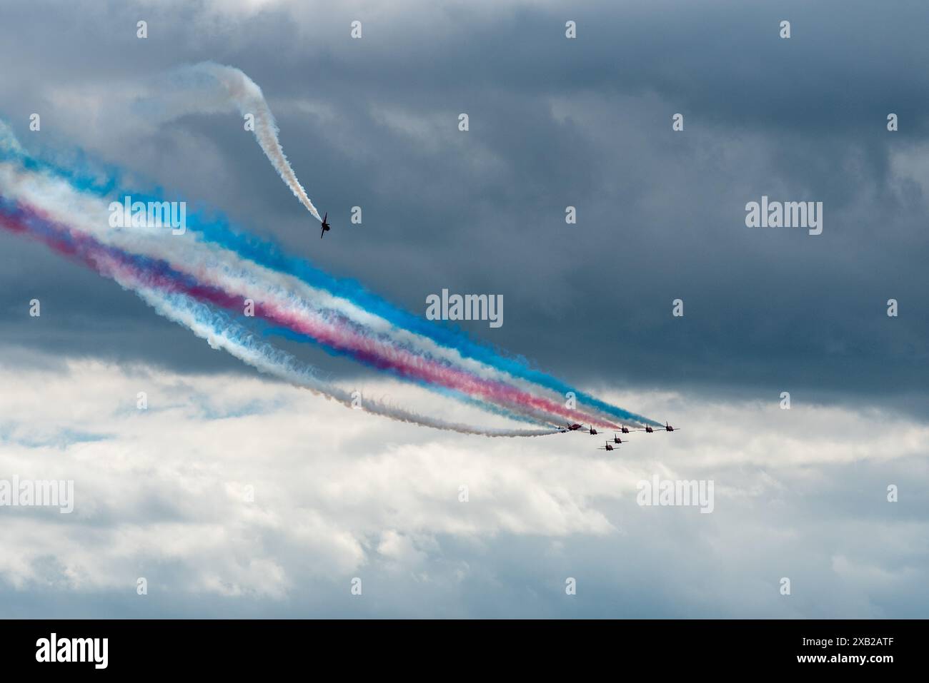 Le frecce rosse mostrano la squadra che vola con fumo colorato sopra Portsmouth per la giornata delle forze Armate. 8 giugno 2024. Foto Stock