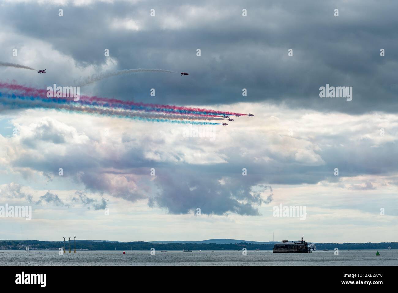 Le frecce rosse mostrano la squadra che vola con fumo colorato sopra Spitbank Fort a Portsmouth per la giornata delle forze Armate. 8 giugno 2024. Foto Stock