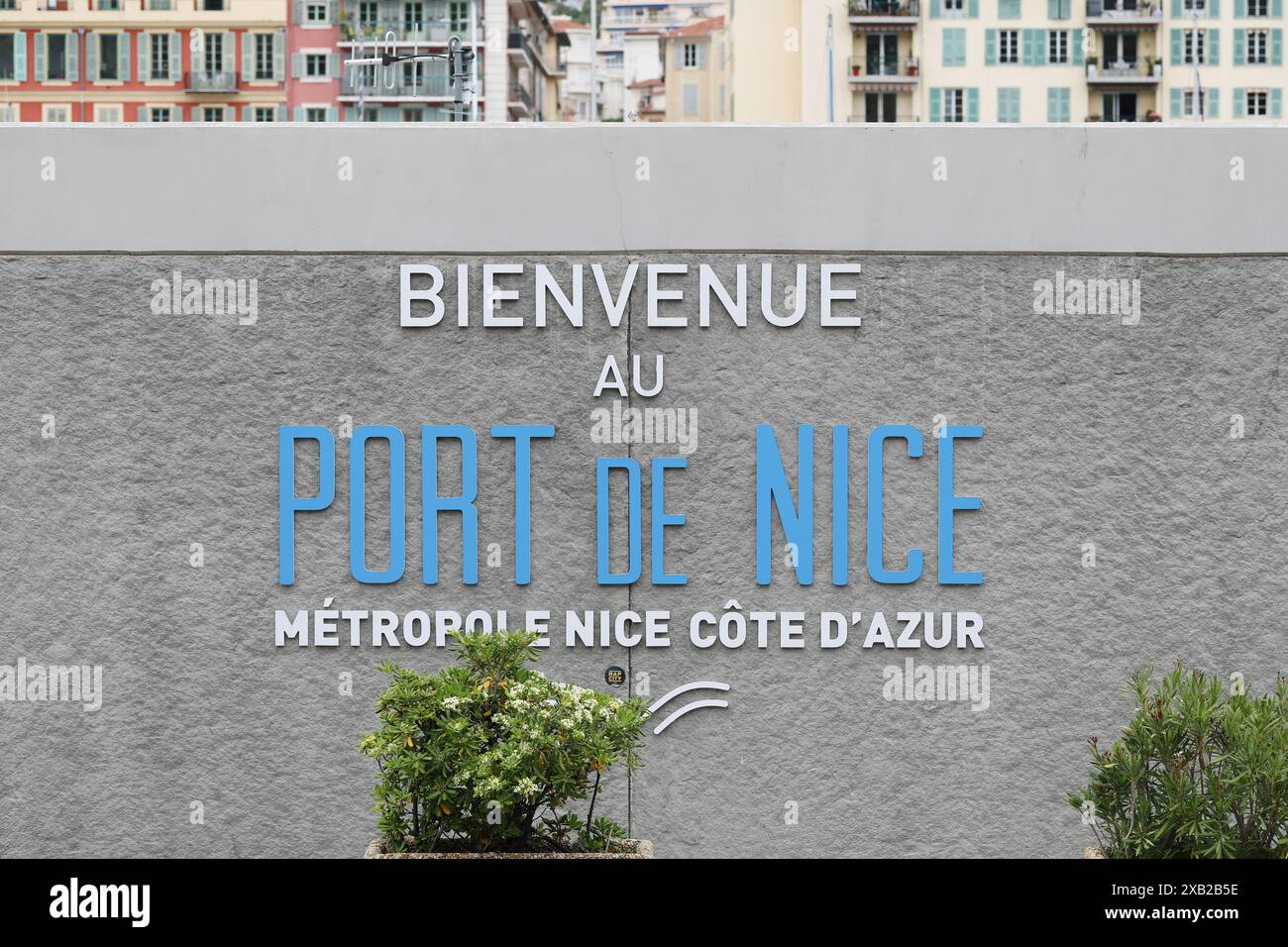 Nizza, Francia - 21 maggio 2019: Un cartello di benvenuto con la scritta "Bienvenue au Port de Nice" sullo sfondo di edifici colorati. Il cartello segna l'ingresso t Foto Stock