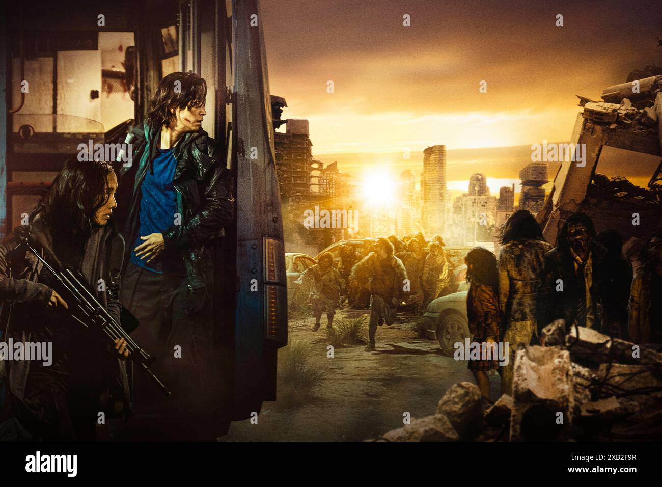 Train to Busan Presents: Peninsula (2020) diretto da Yeon Sang-ho e interpretato da Nazeeh Tarsha, Koo Kyo-hwan e Gang Dong-won. Sequel autonomo ambientato quattro anni dopo, quando il virus zombie si è diffuso in tutta la Corea del Sud. Fotografia pubblicitaria ***SOLO PER USO EDITORIALE***. Credito: BFA / Well Go USA Entertainment Foto Stock