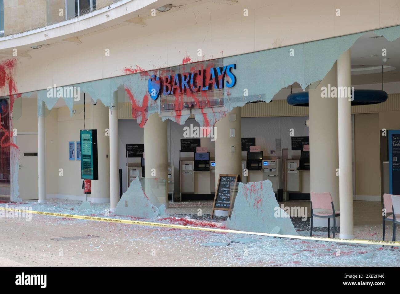 Bristol, Regno Unito. 10 giugno 2024. La Barclays Bank, nel quartiere commerciale di Broadmead, Bristol, è stata attaccata con la vernice e le grandi finestre si sono rotte. BBC riferisce gli attivisti pro Palestina responsabili. Crediti: JMF News/Alamy Live News Foto Stock