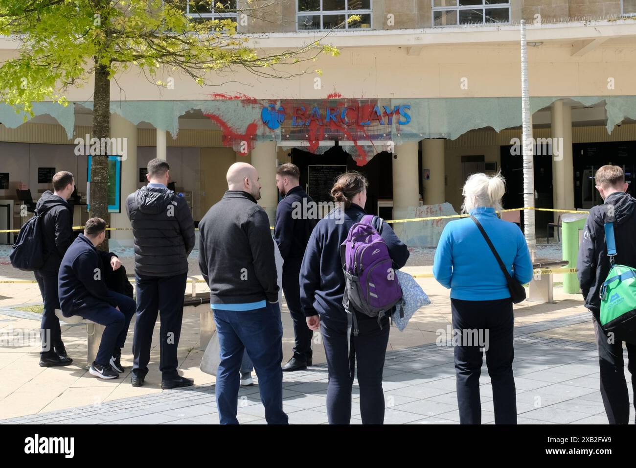 Bristol, Regno Unito. 10 giugno 2024. La Barclays Bank, nel quartiere commerciale di Broadmead, Bristol, è stata attaccata con la vernice e le grandi finestre si sono rotte. BBC riferisce gli attivisti pro Palestina responsabili. Gli spettatori guardano. Crediti: JMF News/Alamy Live News Foto Stock