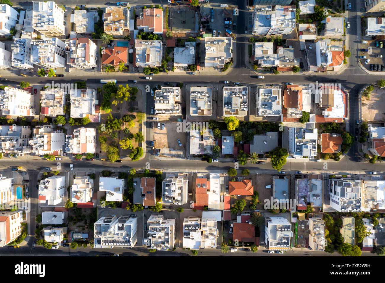 Scatto con droni dall'alto che cattura il modello urbano delle strade e degli edifici della città al crepuscolo. Limassol, Cipro Foto Stock