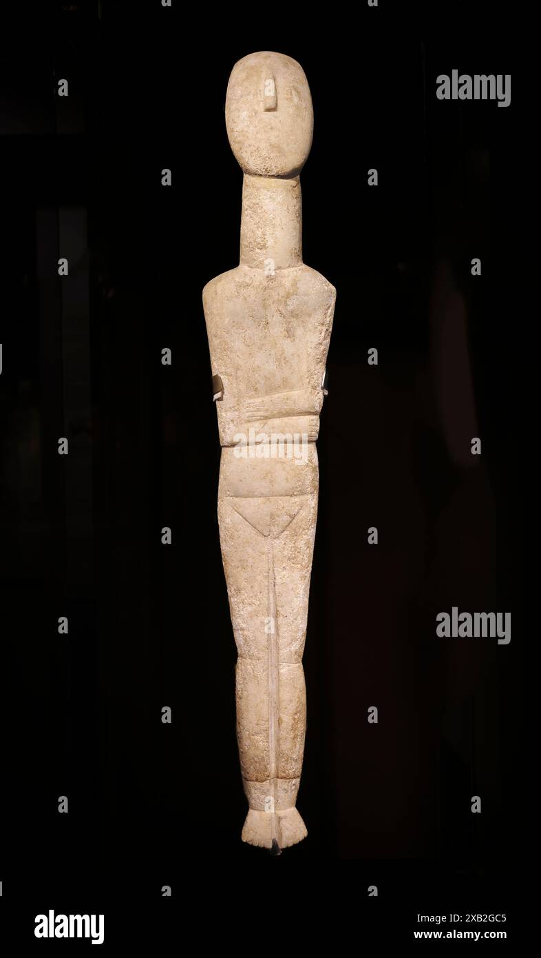 ARTE CICLADICA. Figurina femminile di tipo canonico attribuita al maestro di Naxos. Varietà Spedos. Fase Syros Early Bronze Age, Early Cycladic II Foto Stock