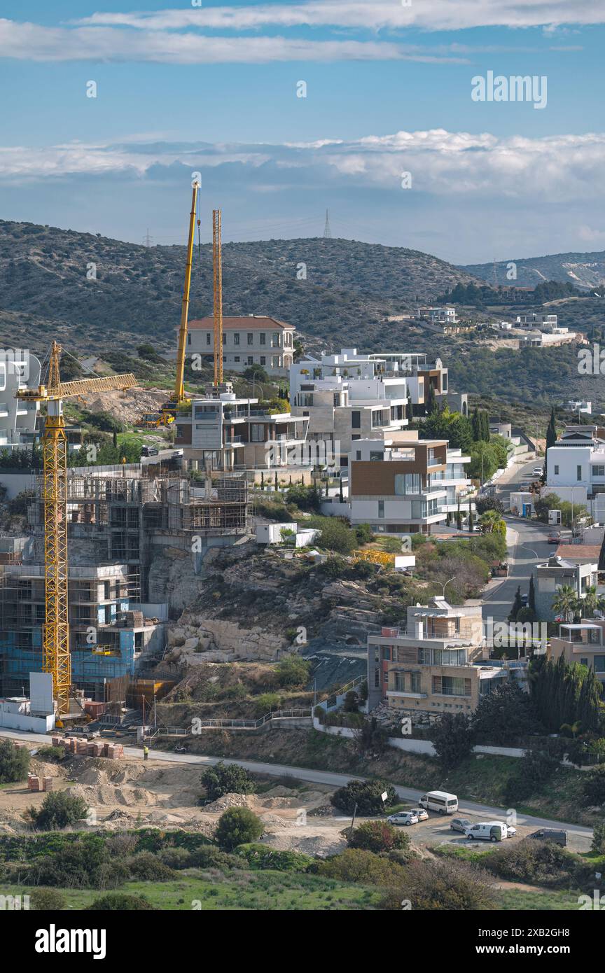 Vista panoramica di un'area residenziale di nuova costruzione in mezzo a un paesaggio collinare. Limassol, Cipro Foto Stock