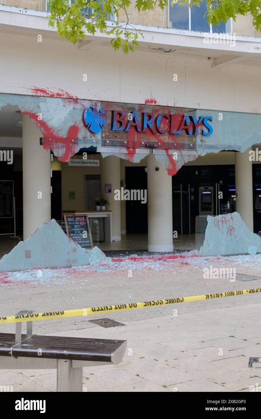 Bristol, Regno Unito. 10 giugno 2024. La Barclays Bank, nel quartiere commerciale di Broadmead, Bristol, è stata attaccata con la vernice e le grandi finestre si sono rotte. BBC riferisce gli attivisti pro Palestina responsabili. Crediti: JMF News/Alamy Live News Foto Stock