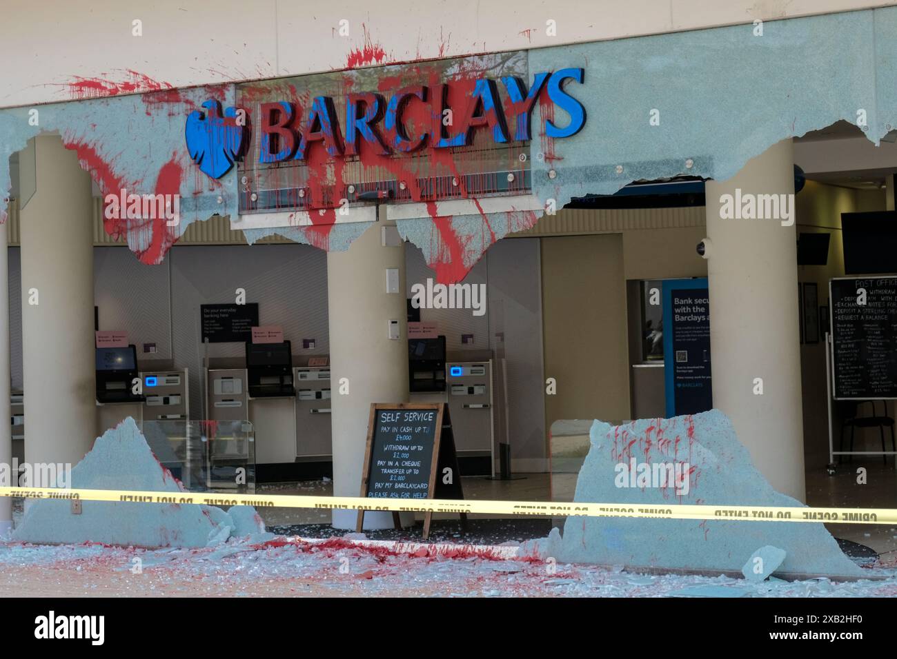 Bristol, Regno Unito. 10 giugno 2024. La Barclays Bank, nel quartiere commerciale di Broadmead, Bristol, è stata attaccata con la vernice e le grandi finestre si sono rotte. BBC riferisce gli attivisti pro Palestina responsabili. Crediti: JMF News/Alamy Live News Foto Stock