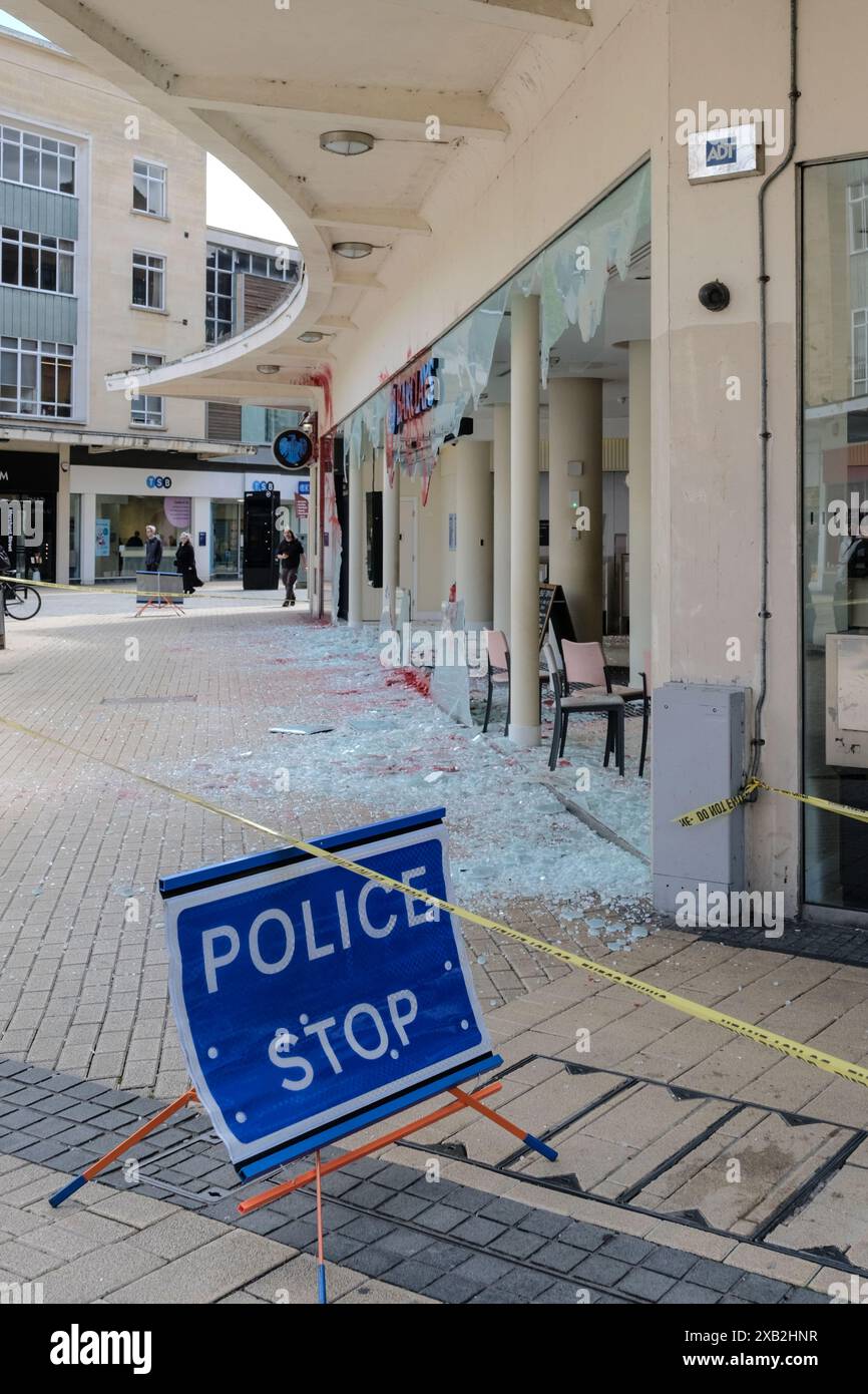Bristol, Regno Unito. 10 giugno 2024. La Barclays Bank, nel quartiere commerciale di Broadmead, Bristol, è stata attaccata con la vernice e le grandi finestre si sono rotte. BBC riferisce gli attivisti pro Palestina responsabili. Crediti: JMF News/Alamy Live News Foto Stock