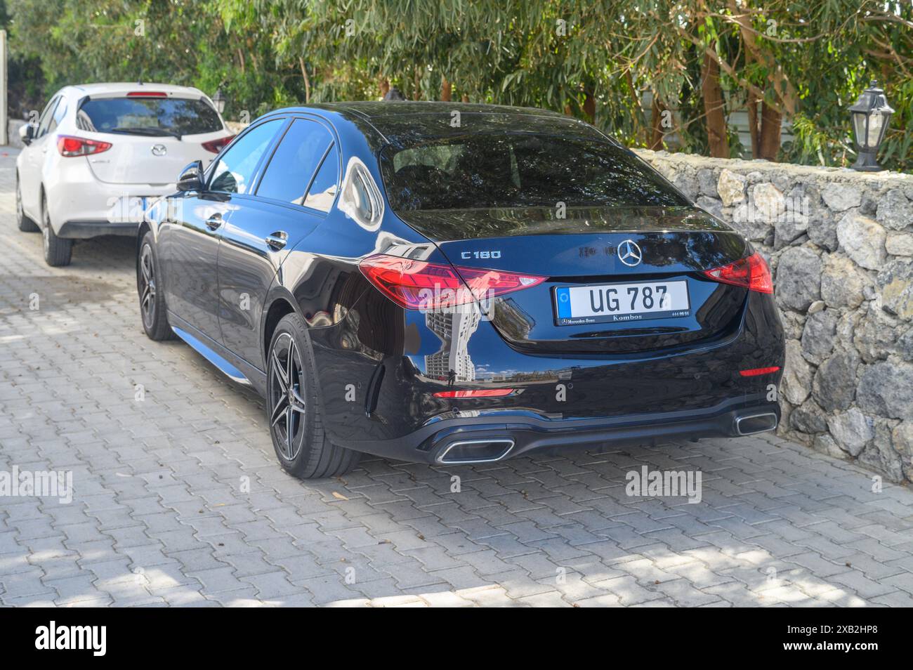 Gaziveren Cyprus 05.27.2024 - Mercedes nera vista posteriore nel parcheggio 1 Foto Stock