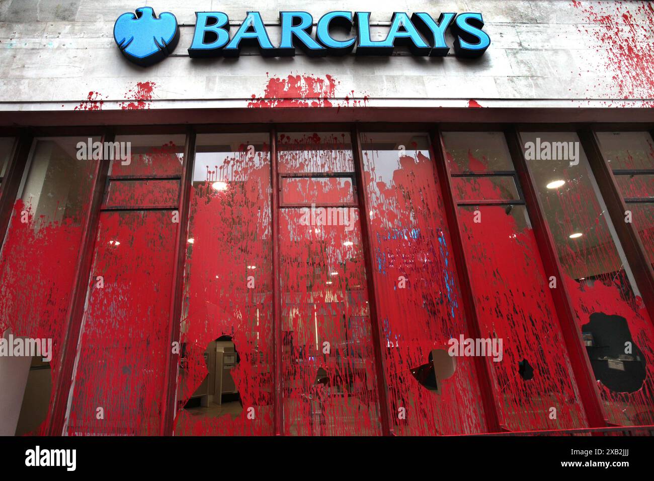 Londra, Inghilterra, Regno Unito. 10 giugno 2024. Palestine Action and Shut the System si rivolge a 20 filiali della Barclays Bank in tutto il Regno Unito, rompendo le loro finestre e spruzzando vernice all'esterno delle filiali. L’azione palestinese sta prendendo di mira Barclays a causa dei loro investimenti nella compagnia israeliana di armamenti Elbit Systems. Crediti: ZUMA Press, Inc./Alamy Live News Foto Stock