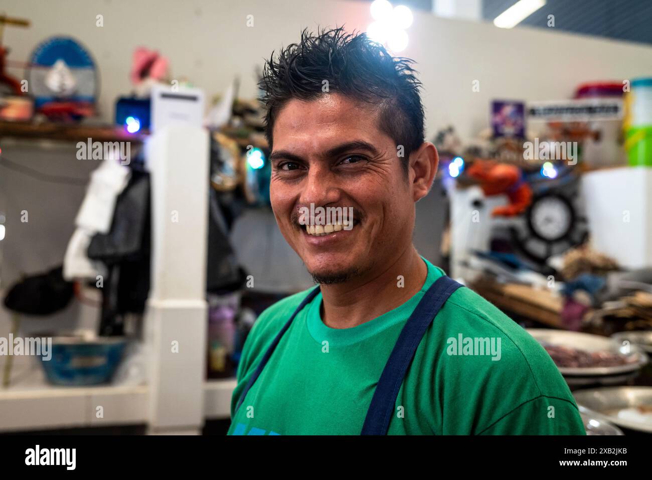 Venditore al mercato del pesce di la Libertad, una città di El Salvador Foto Stock