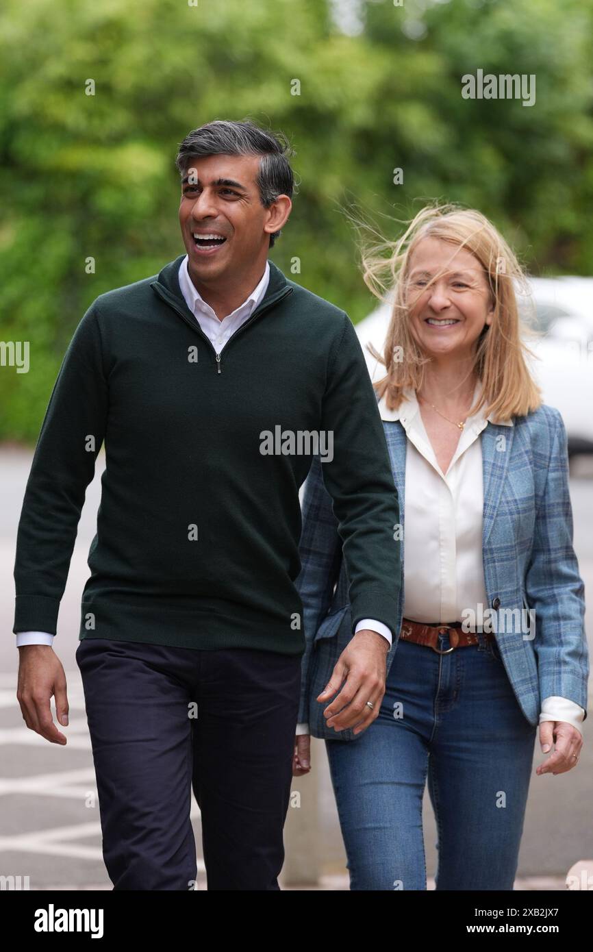 Il primo ministro Rishi Sunak con la polizia del Sussex e il Commissario per la criminalità Katy Bourne arrivano per partecipare a una riunione di guardia del quartiere al pub Dog & Bacon di Horsham, nel West Sussex, mentre si trovano sulle tracce della campagna elettorale generale. Data foto: Lunedì 10 giugno 2024. Foto Stock