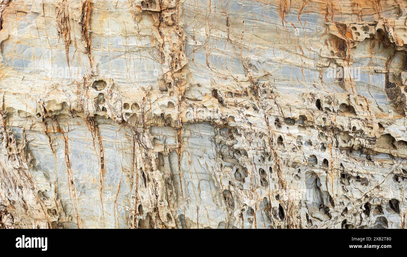 Un'immagine di alta qualità che cattura gli intricati motivi e forme formate dall'erosione naturale su una superficie rocciosa, uno sfondo artistico con un'impronta geologica Foto Stock