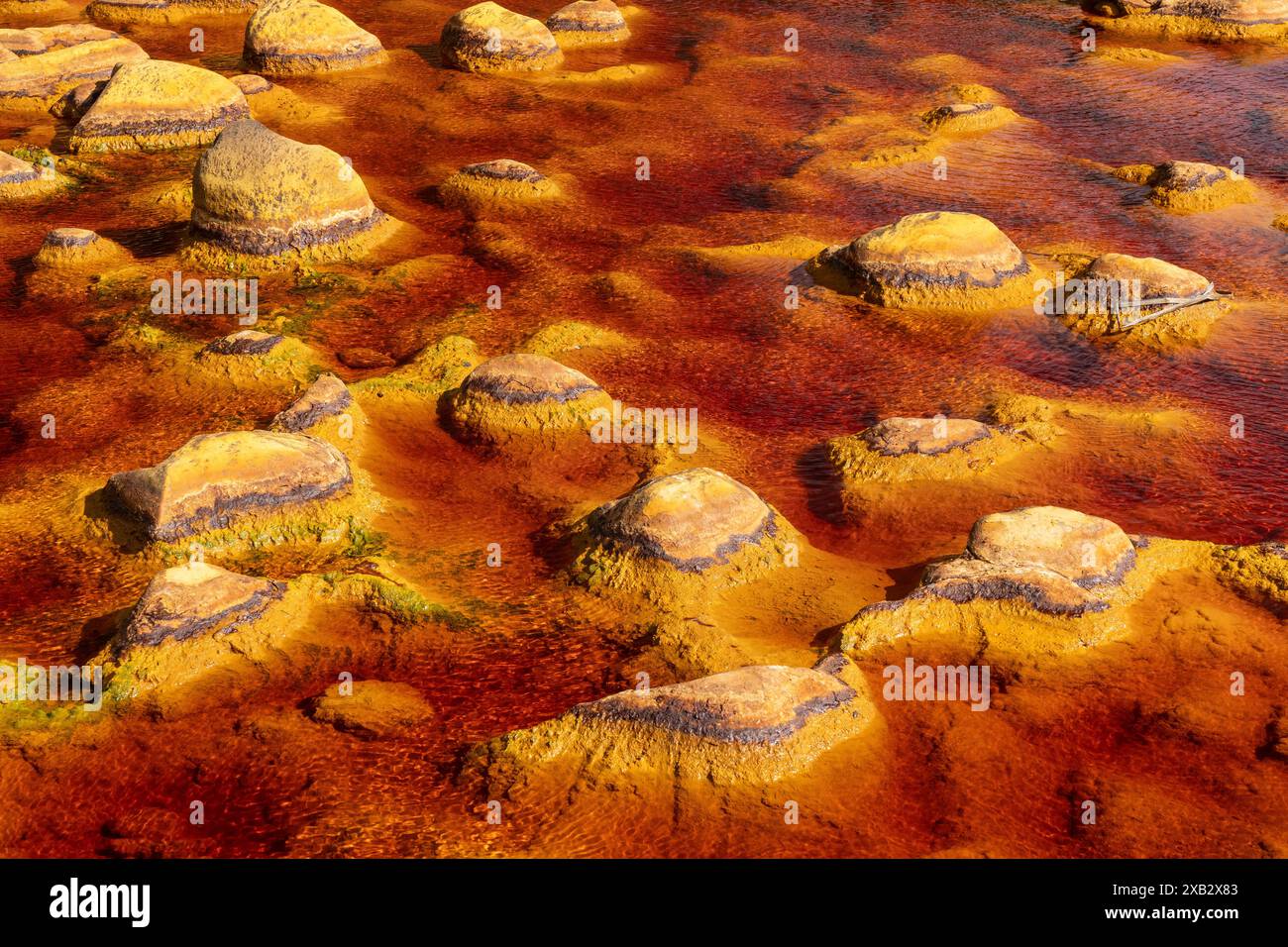 Vivace e strutturato paesaggio marziano del fiume Rio Tinto a Huelva, Spagna, che mostra formazioni di pietra colorate e acque acide. Foto Stock