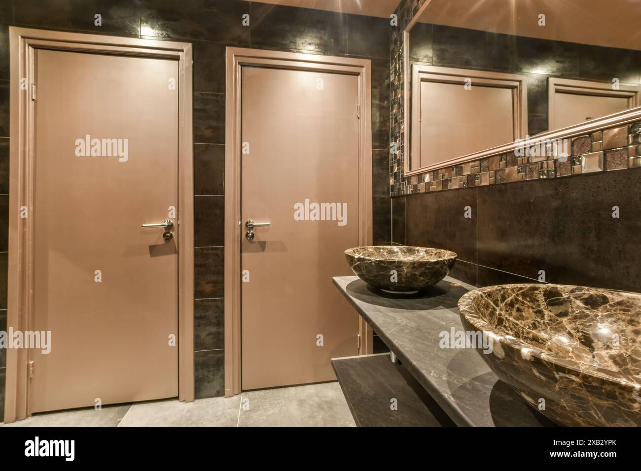 Bagno dal design moderno ed elegante con doppio lavabo in marmo, pareti piastrellate ed eleganti porte in legno al Blassiusstraat 5-1 Foto Stock