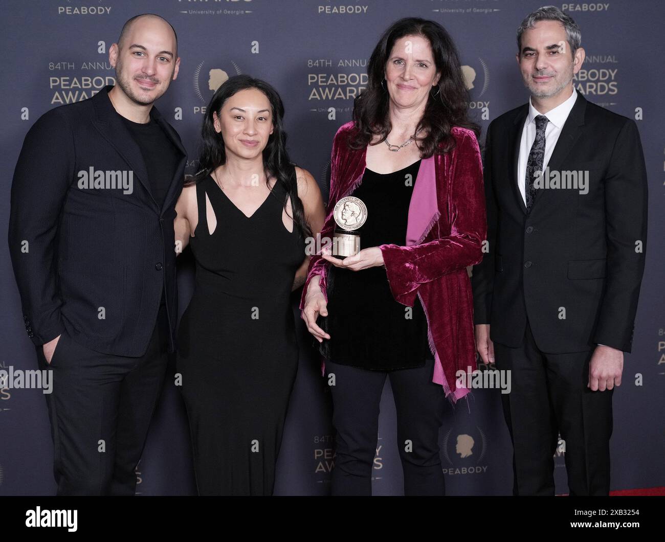 Los Angeles, Stati Uniti. 9 giugno 2024. (L-R) Yoni Golijov, Keetin Mayakara, Laura Poitras e Howard Gertler hanno posato nella sala stampa al 84° Annual Peabody Awards tenutosi al Beverly Wilshire di Beverly Hills, CA, domenica, 9 giugno 2024. (Foto di Sthanlee B. Mirador/Sipa USA) credito: SIPA USA/Alamy Live News Foto Stock