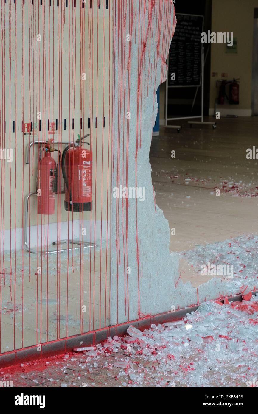 Bristol, Regno Unito. 10 giugno 2024. La Barclays Bank, nel quartiere commerciale di Broadmead, Bristol, è stata attaccata con la vernice e le grandi finestre si sono rotte. BBC riferisce gli attivisti pro Palestina responsabili. Crediti: JMF News/Alamy Live News Foto Stock