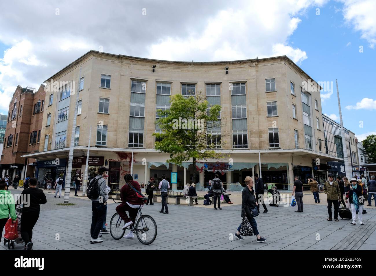 Bristol, Regno Unito. 10 giugno 2024. La Barclays Bank, nel quartiere commerciale di Broadmead, Bristol, è stata attaccata con la vernice e le grandi finestre si sono rotte. BBC riferisce gli attivisti pro Palestina responsabili. Crediti: JMF News/Alamy Live News Foto Stock