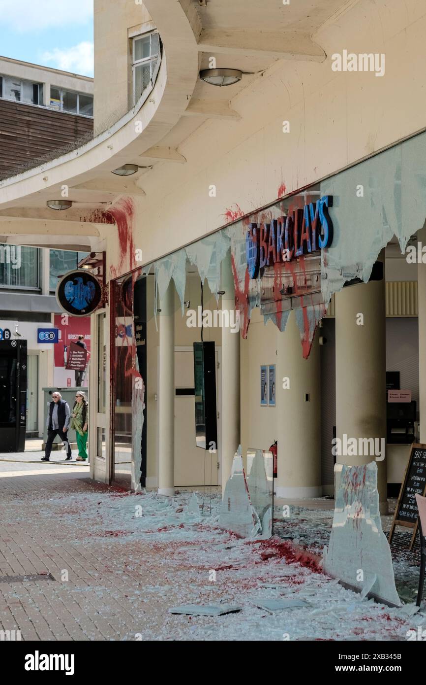 Bristol, Regno Unito. 10 giugno 2024. La Barclays Bank, nel quartiere commerciale di Broadmead, Bristol, è stata attaccata con la vernice e le grandi finestre si sono rotte. BBC riferisce gli attivisti pro Palestina responsabili. Crediti: JMF News/Alamy Live News Foto Stock