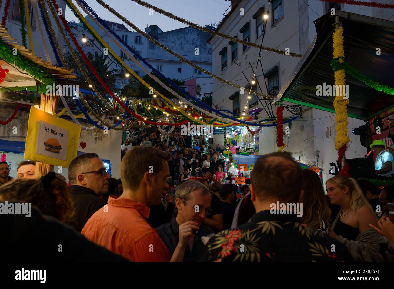 Le famose feste dei santi di Alfama si animano con decorazioni colorate, folle animate, bancarelle di cibo, bifanas, bevande, musica e festeggiamenti gioiosi Foto Stock