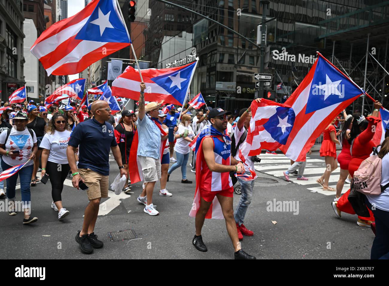 Le persone marciano nella National Puerto Rican Day Parade il 9 giugno 2024 a New York. Foto Stock