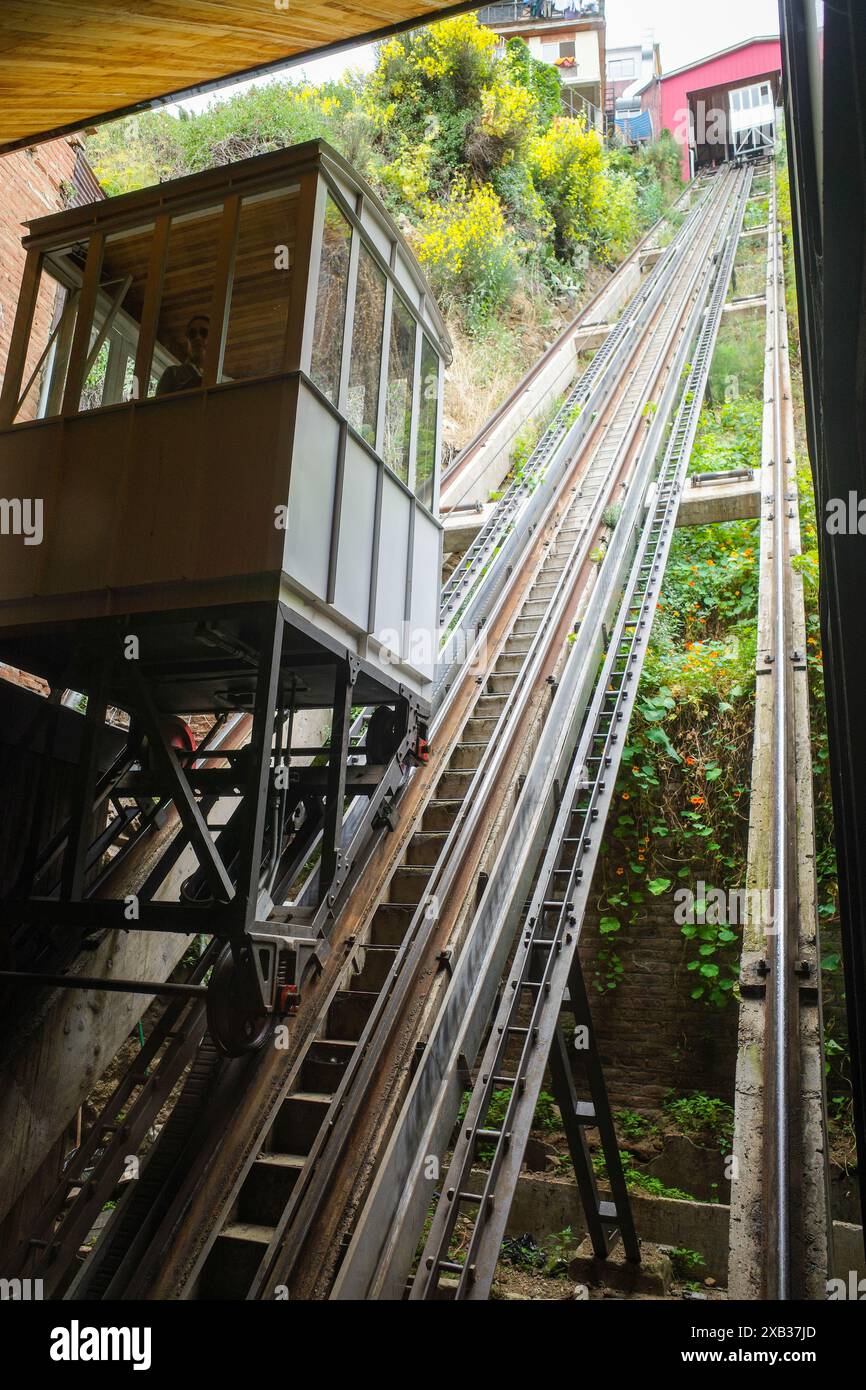 Valparaiso, Cile - 27 novembre 2023: Funicolare tradizionale nelle colline storiche di Valparaiso Foto Stock