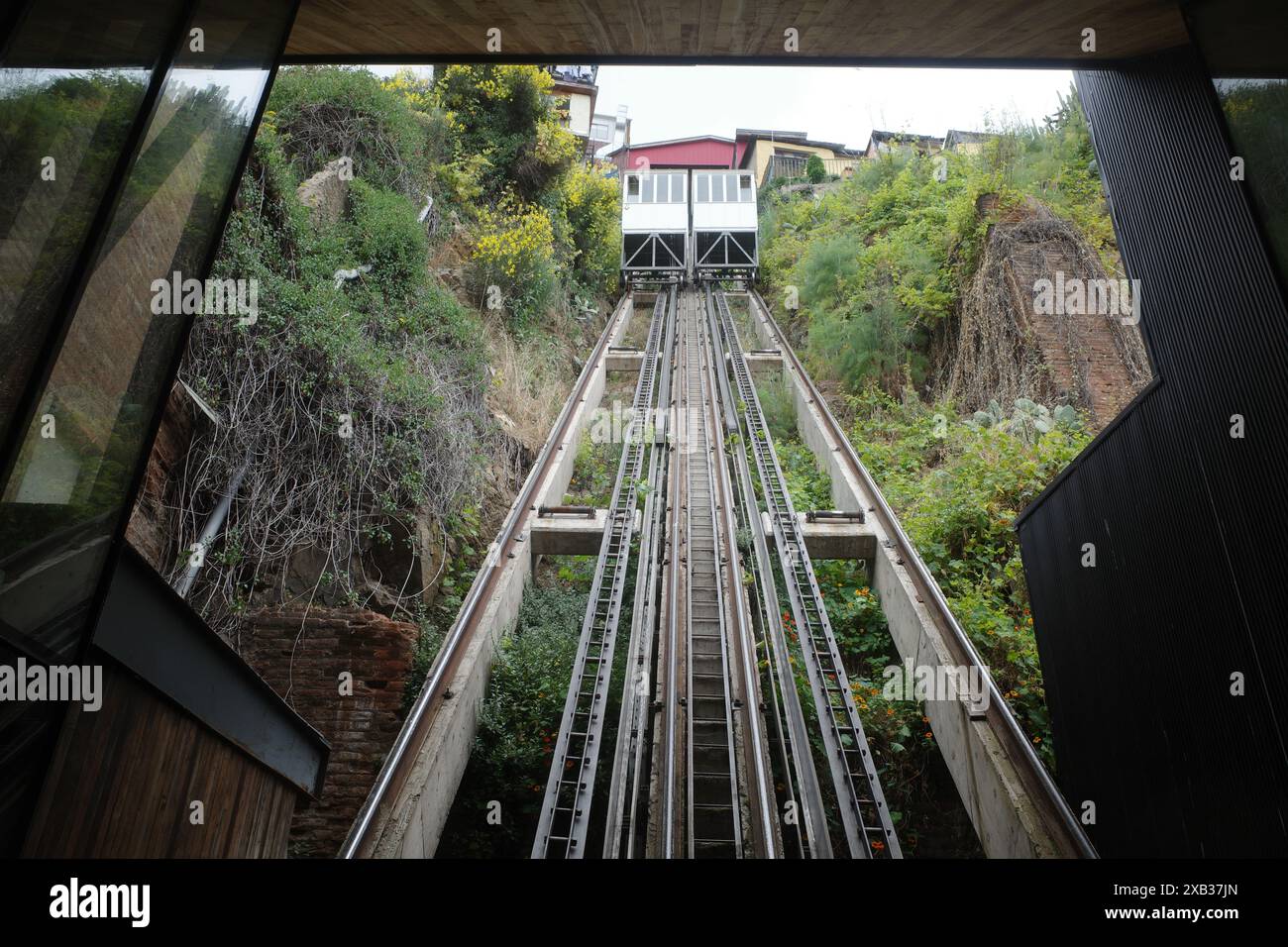 Valparaiso, Cile - 27 novembre 2023: Funicolare tradizionale nelle colline storiche di Valparaiso Foto Stock