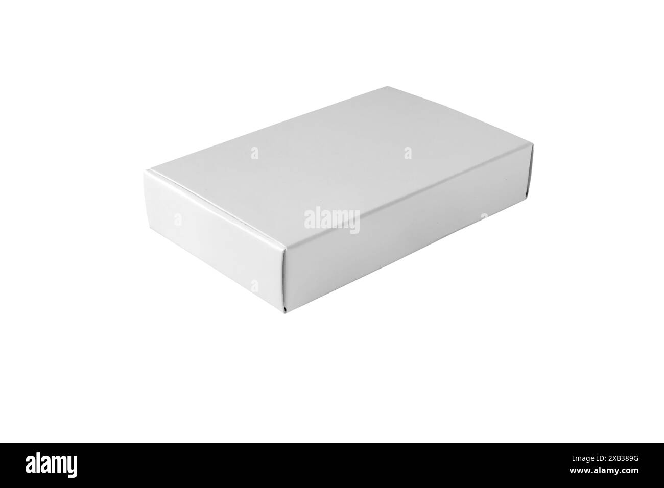 Confezione regalo in carta piatta bianca isolata su bianco. Contenitore per imballaggio postale di piccole dimensioni. Imballaggio postale Foto Stock