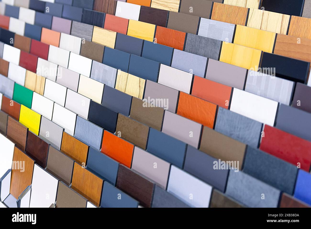 Multi-colore di campioni di materiali compositi per le facciate ventilate in showroom. Costruzione Foto Stock