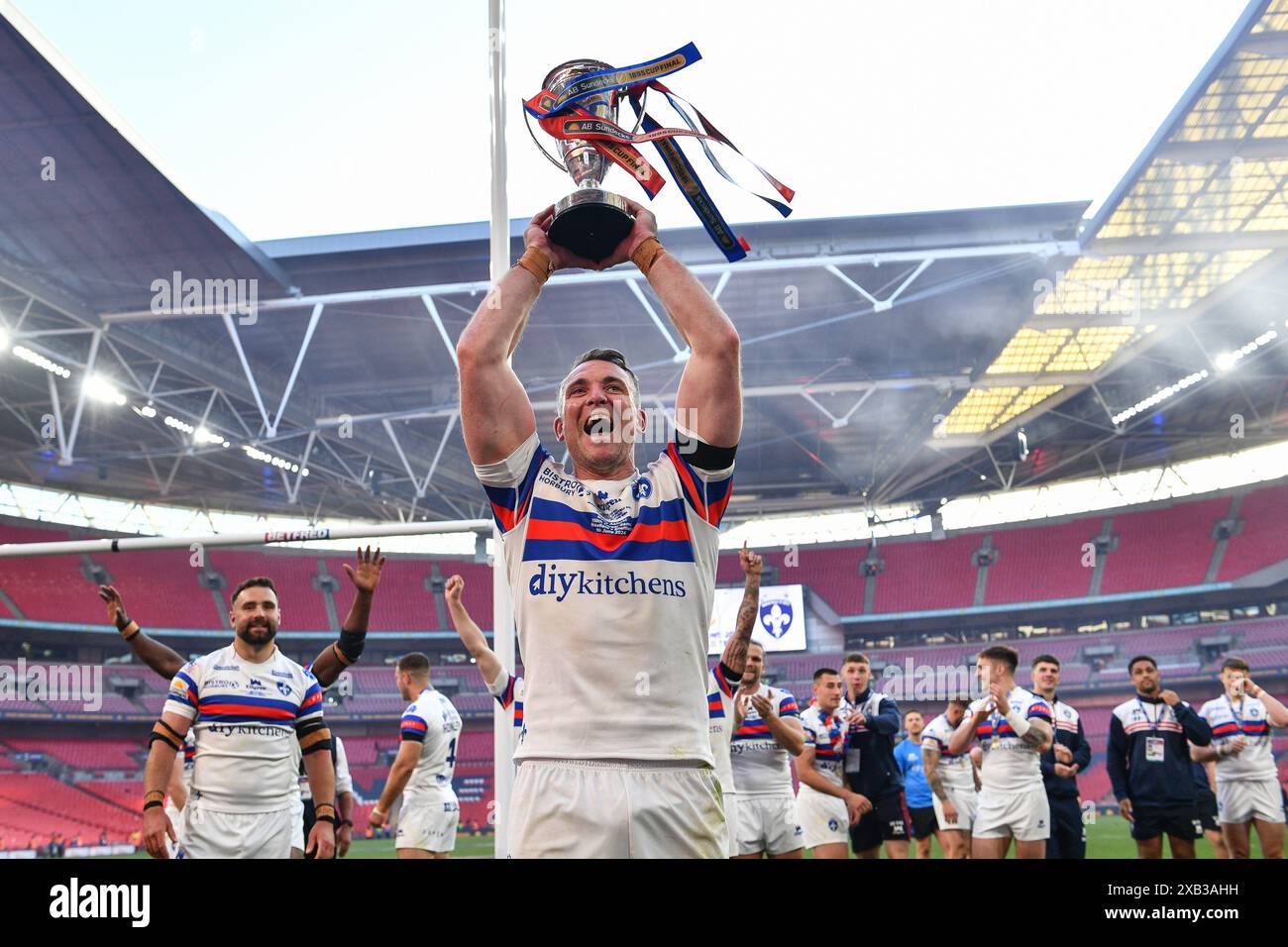 Londra, Inghilterra - 8 giugno 2024 - Wakefield Trinity Captain Matty Ashurst solleva il Trofeo. Rugby League Sundecks 1895 Cup Final, Wakefield Trinity vs Sheffield Eagles al Wembley Stadium, Londra, UK Dean Williams Foto Stock