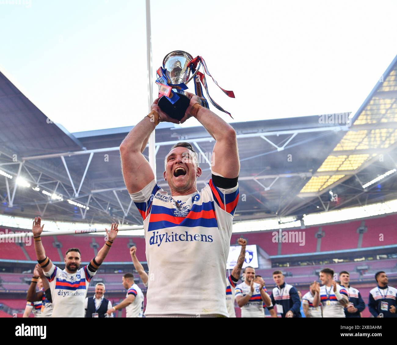 Londra, Inghilterra - 8 giugno 2024 - Wakefield Trinity Captain Matty Ashurst solleva il Trofeo. Rugby League Sundecks 1895 Cup Final, Wakefield Trinity vs Sheffield Eagles al Wembley Stadium, Londra, UK Dean Williams Foto Stock