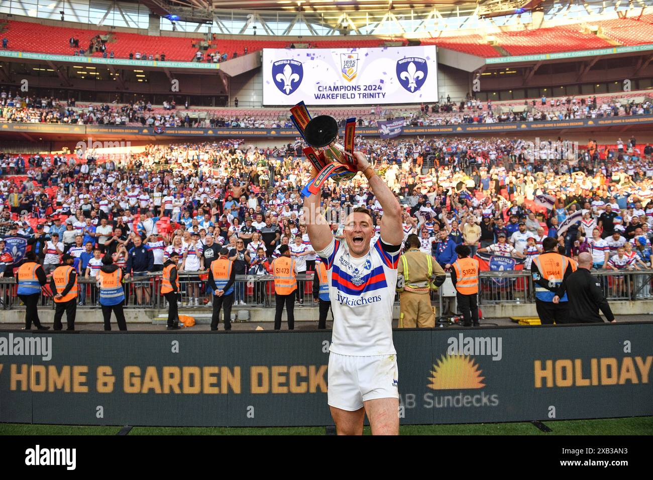 Londra, Inghilterra - 8 giugno 2024 - il capitano di Wakefield Trinity Matty Ashurst solleva il Trofeo. Rugby League Sundecks 1895 Cup Final, Wakefield Trinity vs Sheffield Eagles al Wembley Stadium, Londra, UK Dean Williams Foto Stock