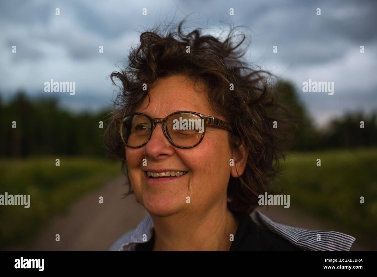 Donna anziana felice che indossa gli occhiali da vista Foto Stock