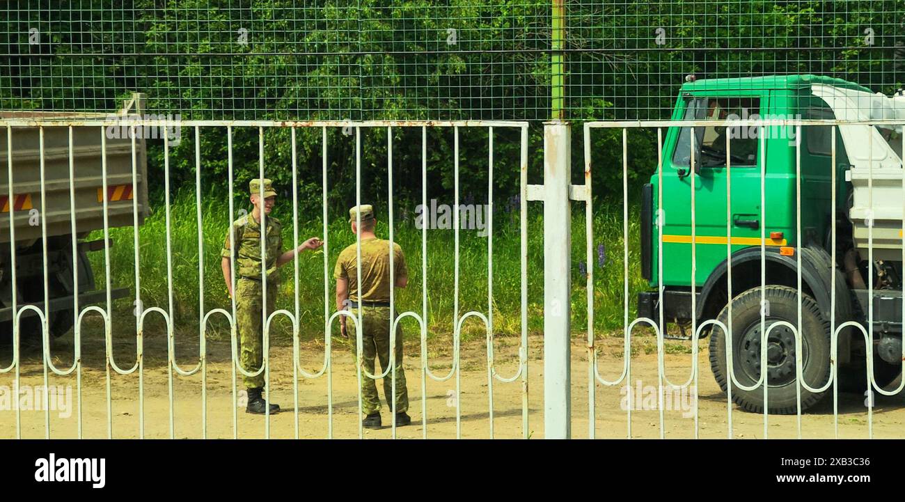 Kamenny Log, Bielorussia - 31 maggio 2024: Soldati bielorussi al confine tra Lituania e Bielorussia a Kamenny Log Foto Stock