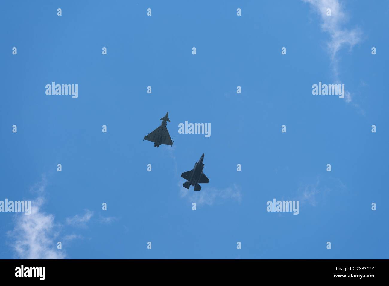 Eurofighter Typhoon e F-35 Lightning II in volo di formazione durante l'esercitazione NATO 'Ramstein 1v1', 6 giugno 2024 Foto Stock
