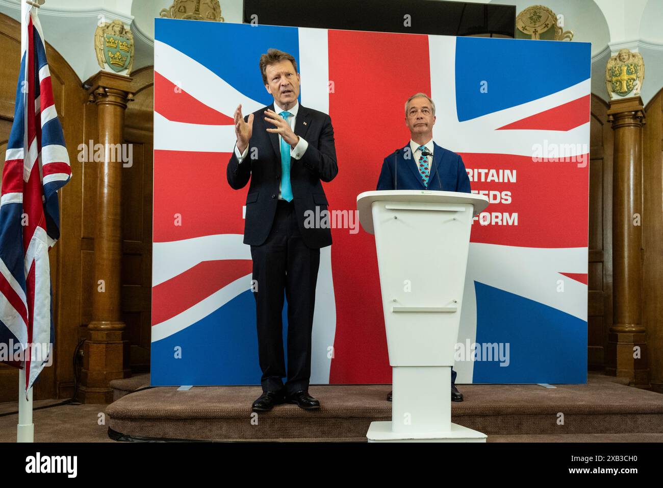 Londra, Regno Unito. 10 giugno 2024. (L) Richard Tice, presidente di Reform UK, e Nigel Farage, leader di Reform UK, intervengono al lancio della politica economica del partito Reform UK alla Church House di Westminster. Crediti: Stephen Chung / Alamy Live News Foto Stock