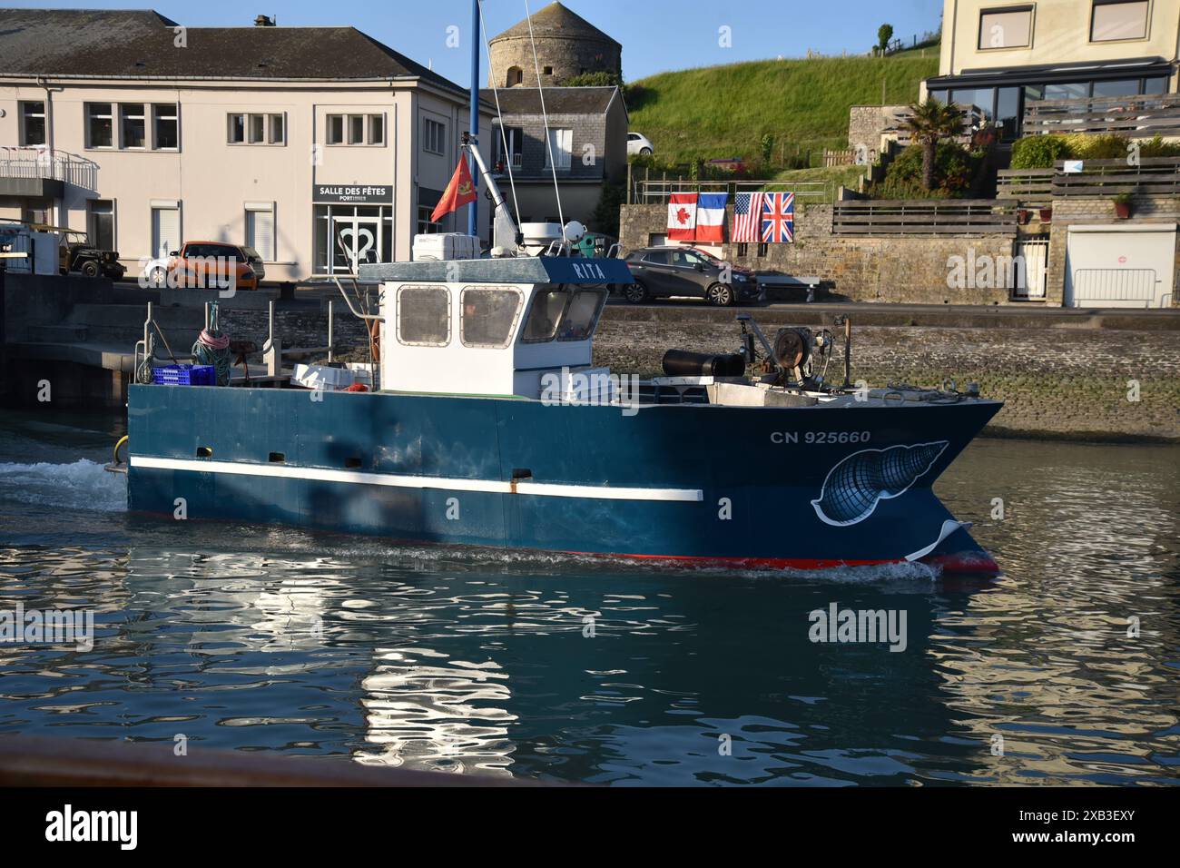 Parte della flotta di pescatori di Port en Bessin Francia Foto Stock