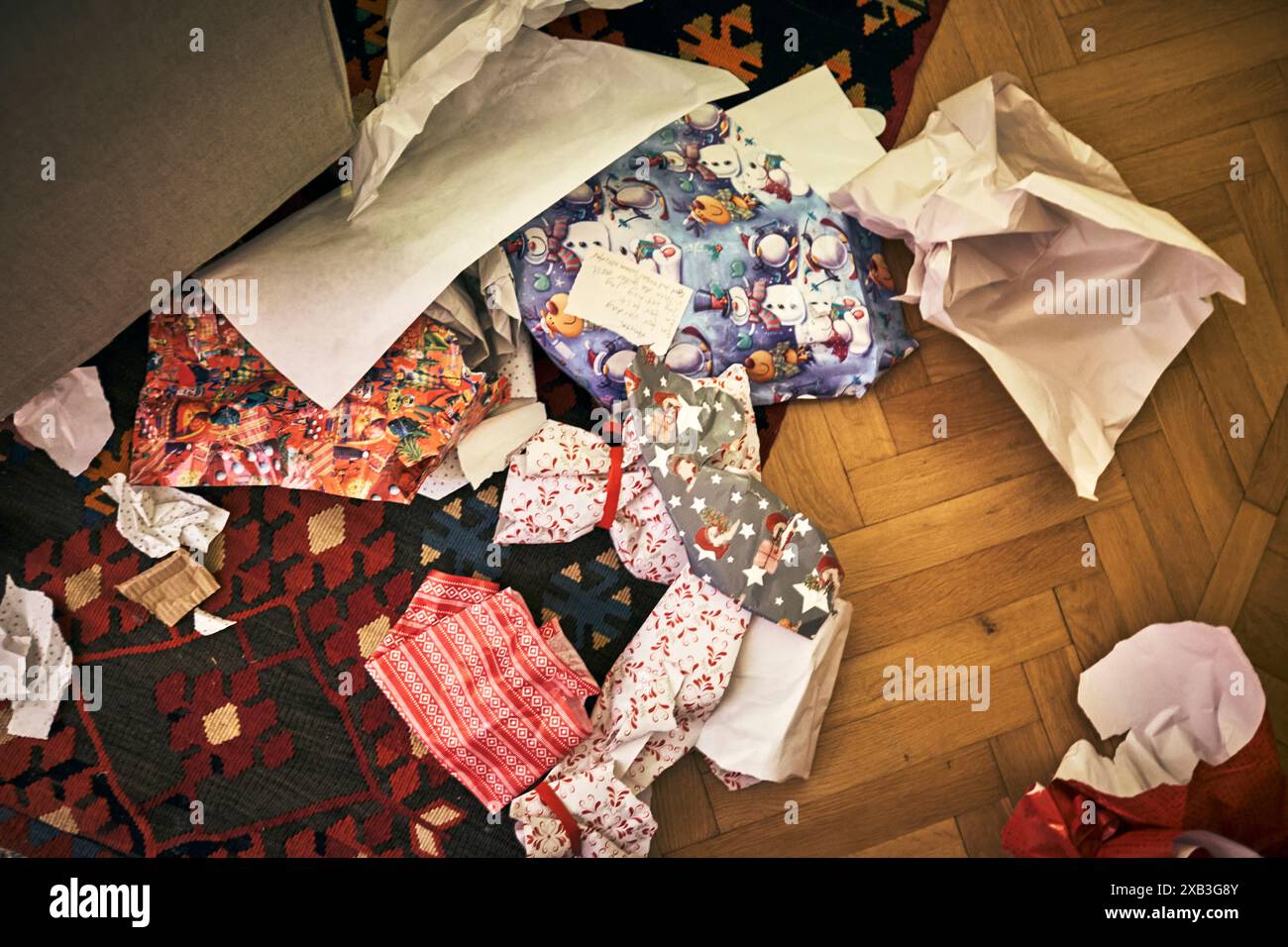 Vista direttamente sopra la carta da imballaggio sul pavimento della stanza di casa Foto Stock